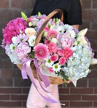 Цветочная композиция из Розы, Хризантемы, Пионы и Лизиантусы в корзине в Волосово