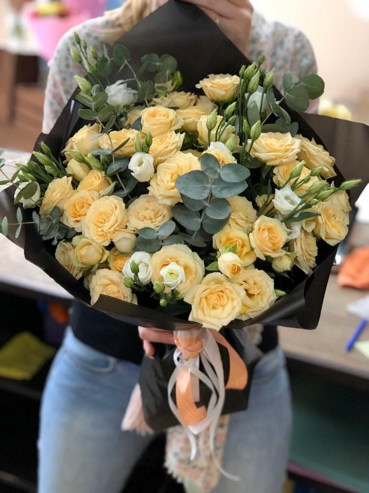 Букет цветов из: Розы и Лизиантусы в Волосово