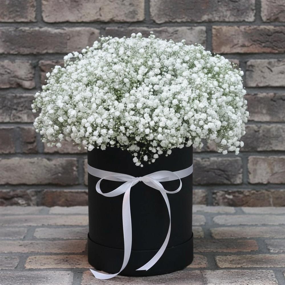 Цветочная композиция из Гипсофила в шляпной коробке в Волосово