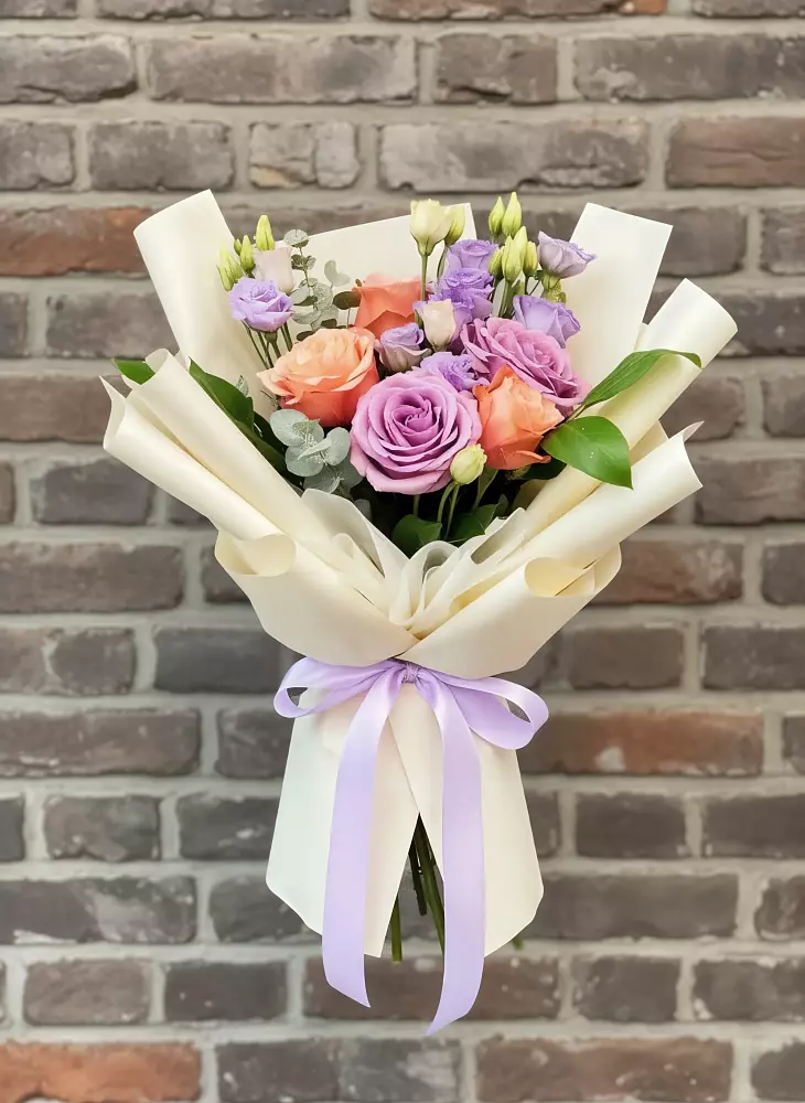 Букет цветов из: Лизиантусы и Розы в Волосово