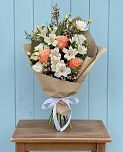 Букет цветов из:  Альстромерии, Лизиантусы, Розы и Хризантемы в Волосово