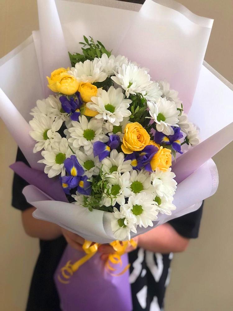 Букет цветов из: Ирисы, Хризантемы и Розы в Волосово