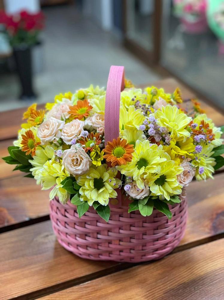 Цветочная композиция из Хризантемы и Розы в корзине в Волосово