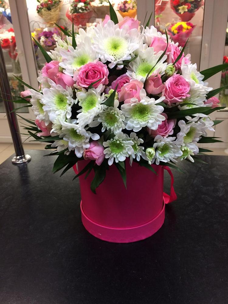 Цветочная композиция из Розы и Хризантемы в шляпной коробке в Волосово