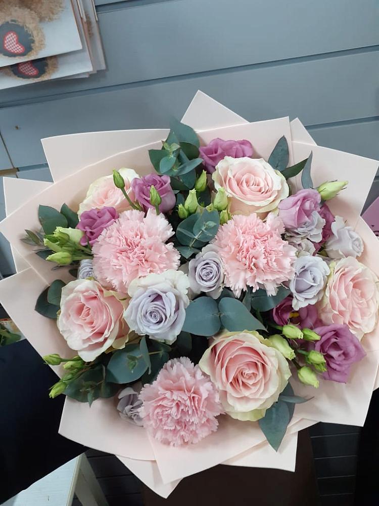 Букет цветов из: Розы, Гвоздики и Лизиантусы в Волосово