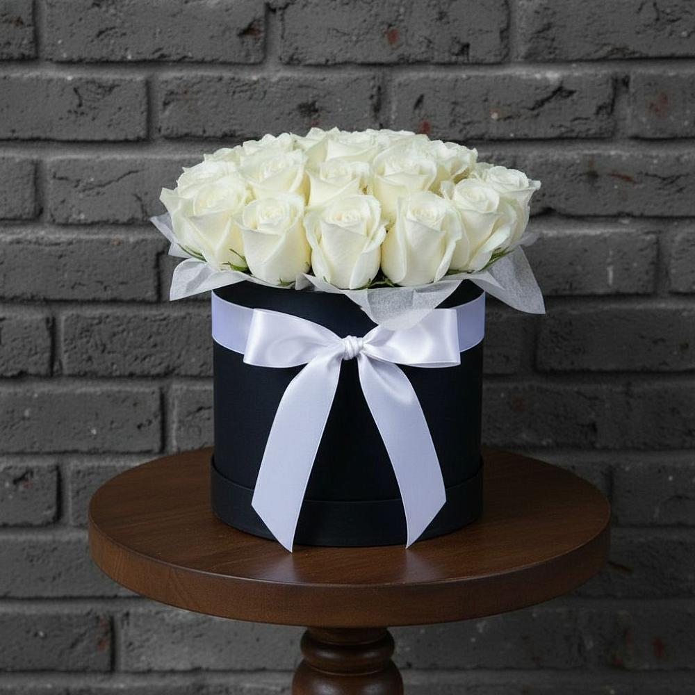 Цветочная композиция из Розы в шляпной коробке в Волосово