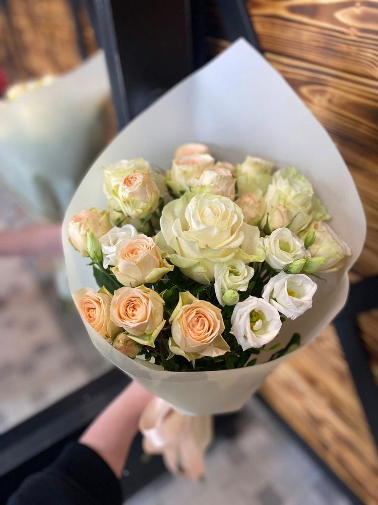 Букет цветов из: Розы и Лизиантусы в Волосово