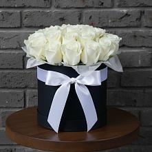 Цветочная композиция из Розы в шляпной коробке в Волосово